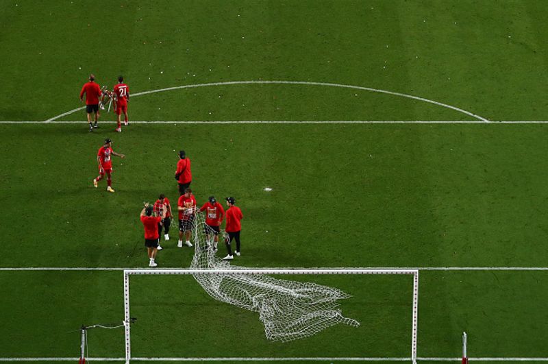 Champions League 2020 final photos Bayern Munich celebrate 1-0 win PSG fans set cars on fire apc