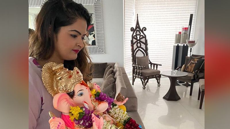 ganpati visarjan 2020: hrithik roshan and ex wife sussanne khan says goodbye to lord ganesha KPJ