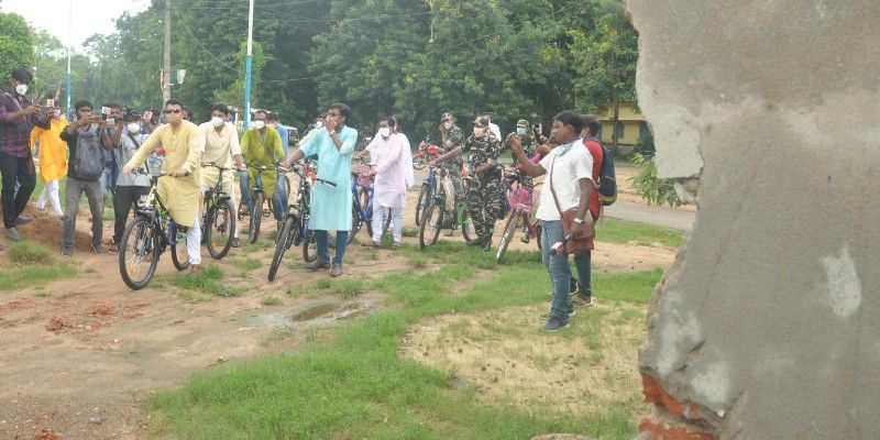 Police Super visits home of local residents and talks with them on fencing in Viswa Bharati campus. BTG