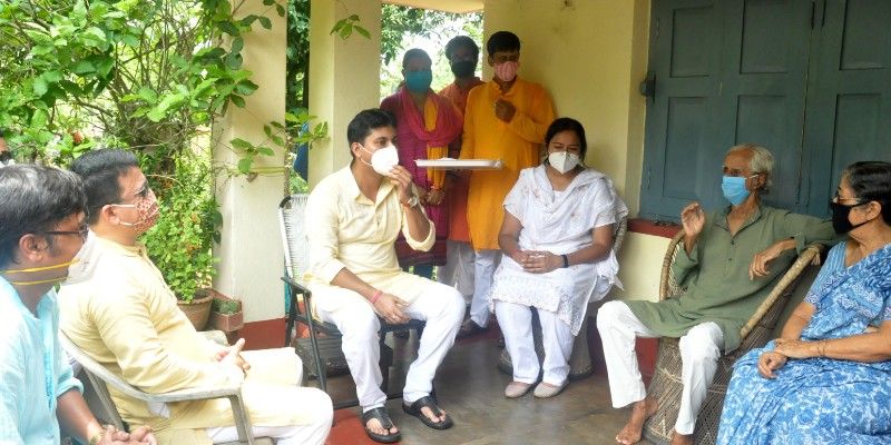 Police Super visits home of local residents and talks with them on fencing in Viswa Bharati campus. BTG