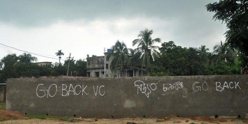 Police Super visits home of local residents and talks with them on fencing in Viswa Bharati campus. BTG