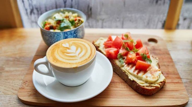 Evening munchies: A good tea can fix everything so make sure you replace your sugar and add jaggery to make it really good. You can pair your tea with a simple toast or fried rice puffs, roasted channa or a simple jhal muri with veggies and spices.
