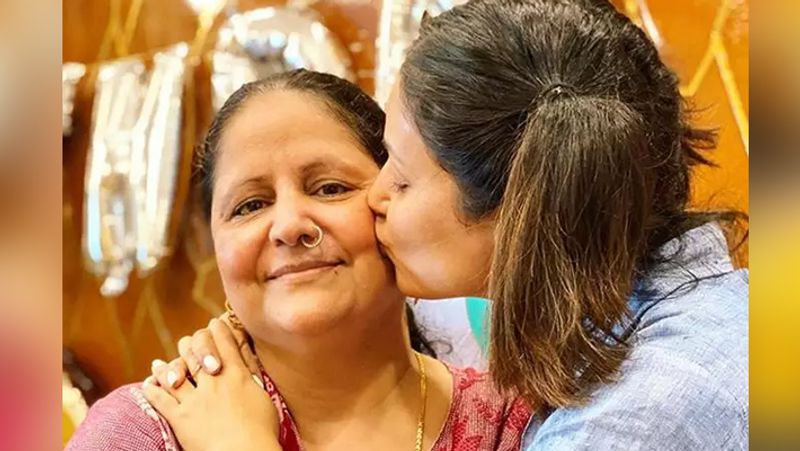 hina khan celebrates mother's birthday with boyfriend rocky jaiswal and family members KPJ