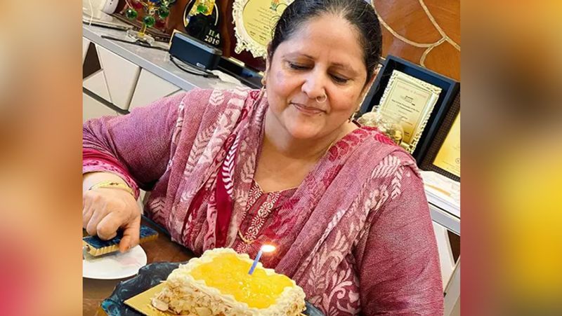 hina khan celebrates mother's birthday with boyfriend rocky jaiswal and family members KPJ