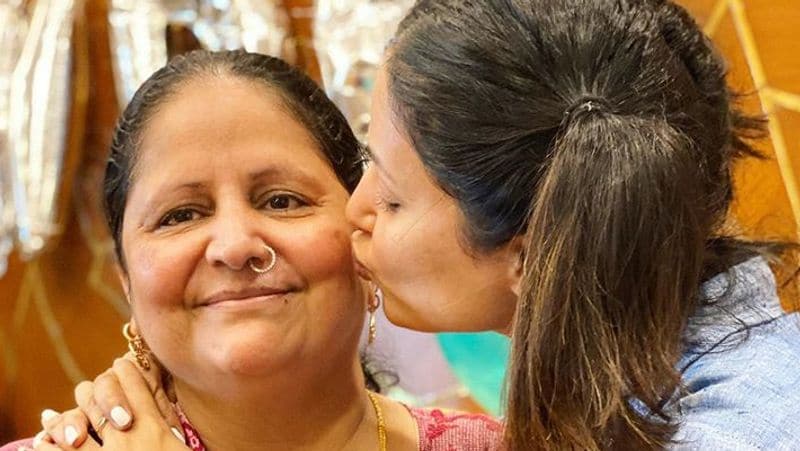 hina khan celebrates mother's birthday with boyfriend rocky jaiswal and family members KPJ