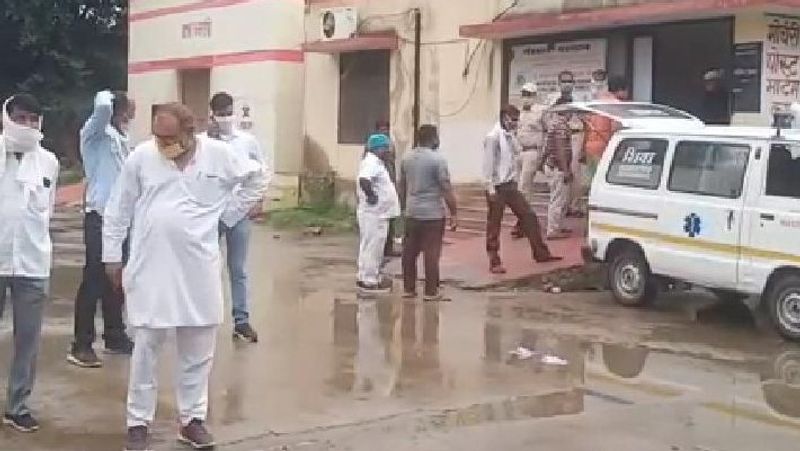 बता दें कि अलवर में पिछले तीन-चार दिनों से लगातार रुक-रुक कर बारिश हो रही है। जिससे मकान की नींव और दीवारें गीली हो गईं। पुलिस के स्थानीय लोगों ने बताया कि ममरेज खान के मकान में ईंट की दीवारें थी। उसके ऊपर उसने छत डलवाया था। लेकिन लेंटर में सपोर्ट के लिए पिलर नहीं खड़े करवाए थे। दीवारें कमजोर हो गईं, इसी कारण छत अचानक से गिर गया, जिससे यह हादसा हो गया है।