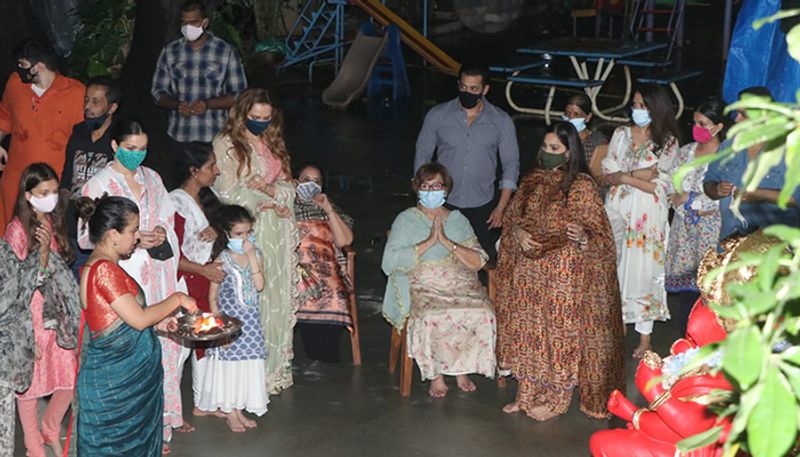 Alvira’s husband, Atul Agnihotri shared a video of the Ganesh aarti on Instagram, in which Salim Khan, Salma Khan, Helen, Salman, Sohail and Arbaaz Khan were seen.
