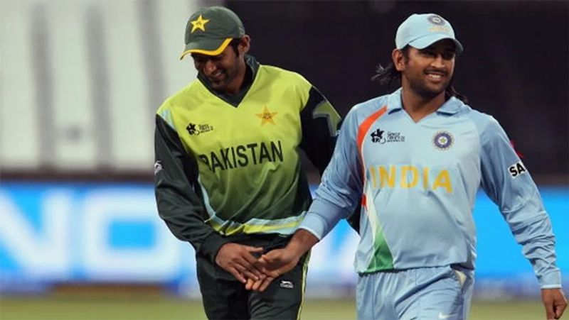 sania mirza said - ms dhoni and shoaib malik are similar dva