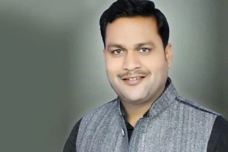 সোমবার রাতেই উত্তরপ্রদেশে এক সাংবাদিককে গুলি করে খুন করা হয়। রাজধানী লখনউ থেকে ২৬০ কিলোমিটার দূরে অবস্থিত ফেফানায় একটি হিন্দি নিউজ চ্যানেলের সাংবাদিক গুলি করে খুন করা হয়।