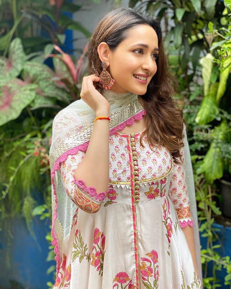 will pawan kalyan give a lift to pragya jaiswal?
