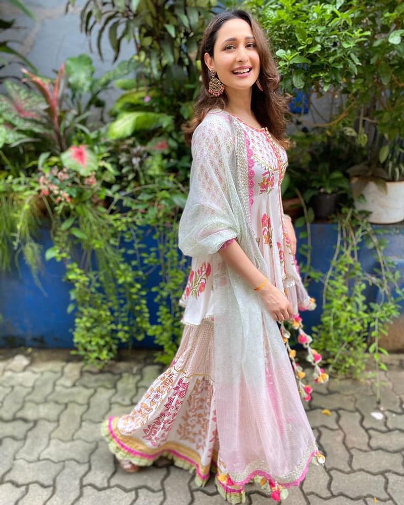 will pawan kalyan give a lift to pragya jaiswal?