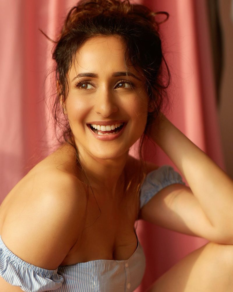 will pawan kalyan give a lift to pragya jaiswal?