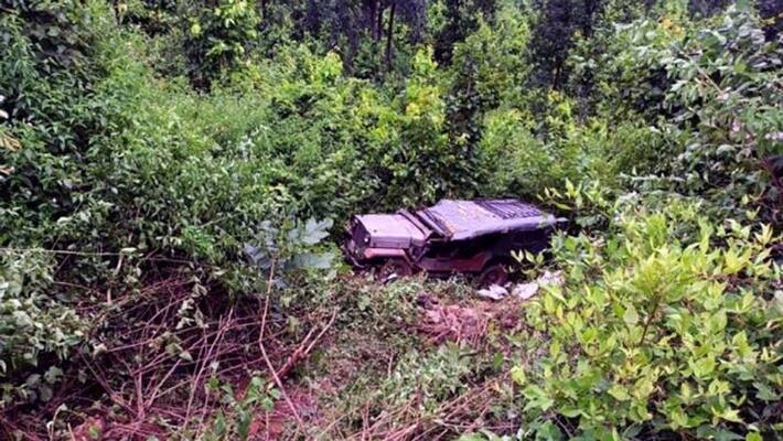 jharkhand news 2 passengers dies car falls into ditch in road accident jharkhand kpr jharkhand news 2 passengers dies car falls into ditch in road accident jharkhand kpr