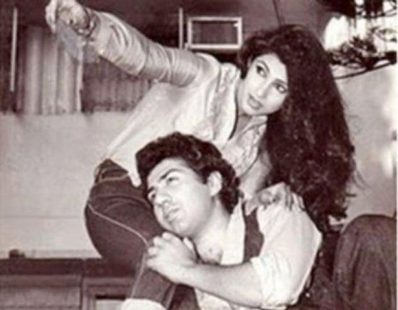 When Dimple Kapadia, Sunny Deol were caught off-guard holding hands in London RCB