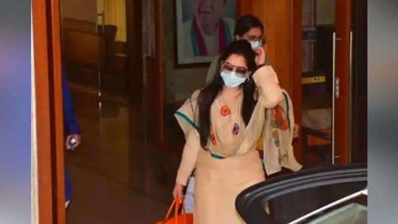 sanjay dutt leave for hospital for treatment of lung cancer with wife maanayata dutt and sister priya dutt KPJ