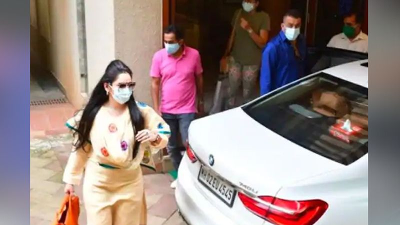 sanjay dutt leave for hospital for treatment of lung cancer with wife maanayata dutt and sister priya dutt KPJ