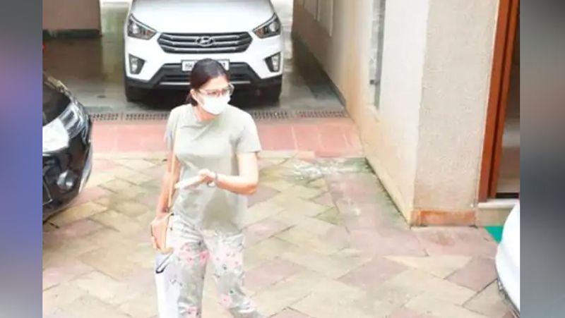 sanjay dutt leave for hospital for treatment of lung cancer with wife maanayata dutt and sister priya dutt KPJ