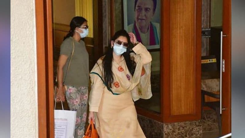 sanjay dutt leave for hospital for treatment of lung cancer with wife maanayata dutt and sister priya dutt KPJ