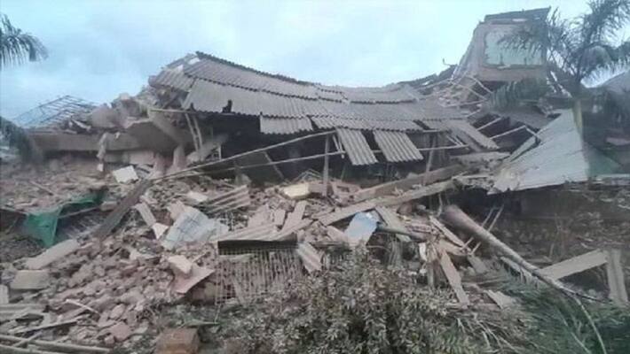 Landslide in Mharashtra's Raigad district, 300 trapped lns Landslide in Mharashtra's Raigad district, 300 trapped lns