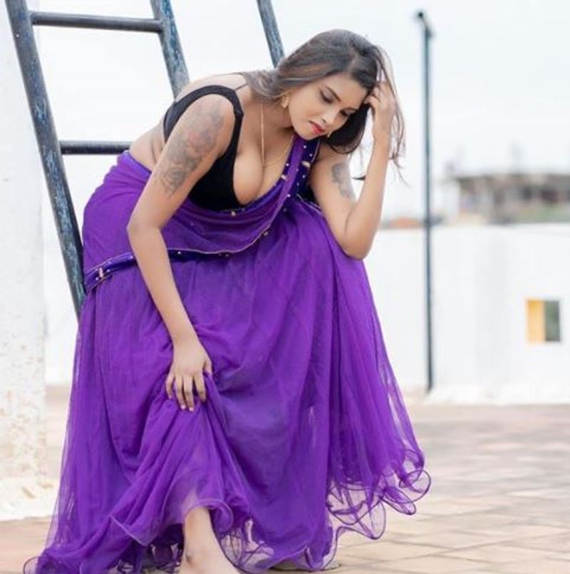 tik tok elakkiya wear towel photo rock in internet