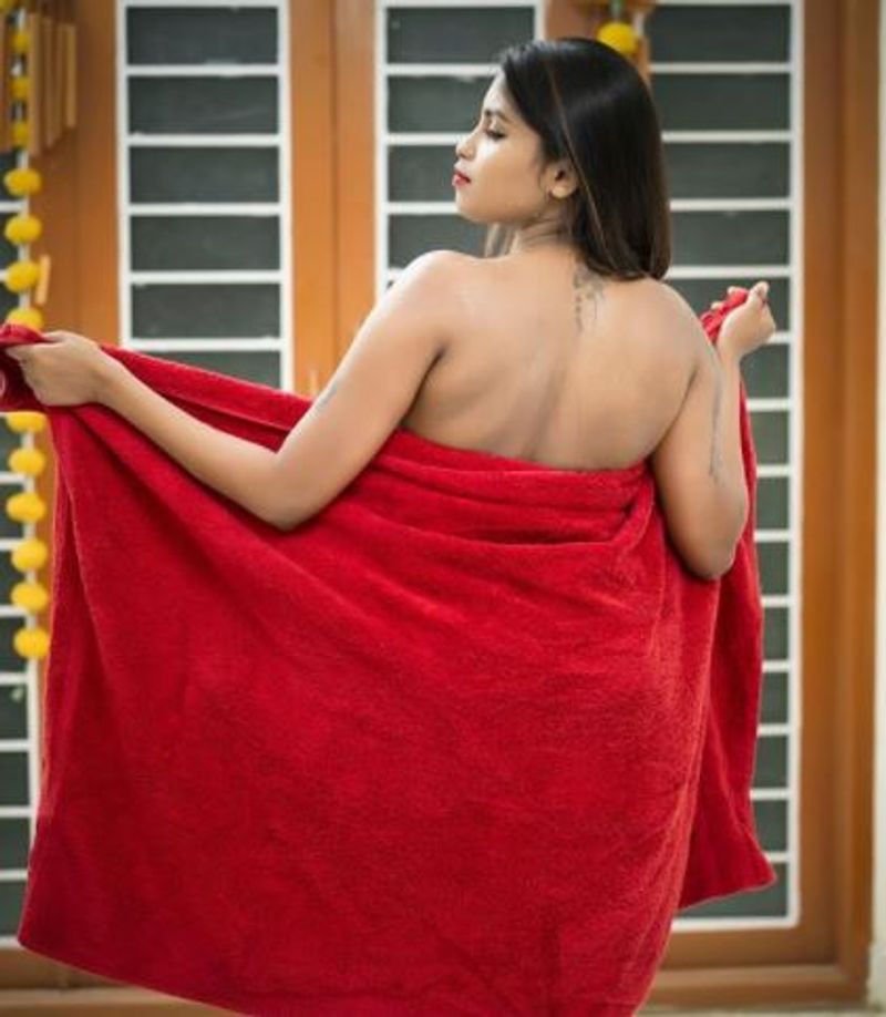 tik tok elakkiya wear towel photo rock in internet