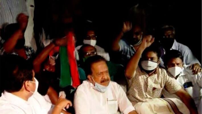 ramesh chennithala stages protest in front of secretariat ramesh chennithala stages protest in front of secretariat