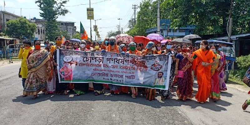 খুন নাকি আত্মহত্যা? হেমতাবাদের বিজেপি বিধায়ক দেবেন্দ্রনাথ রায়কে আত্মহত্যায় প্ররোচনা দেওয়ার অভিযোগে দু'জনকে গ্রেফতার করেছে সিআইডি। কিন্তু বিজেপি নেতৃত্ব তো বটেই, রাজ্য গোয়েন্দা সংস্থার তদন্তে আস্থা নেই নিহতের পরিবারের লোকেদেরও।
