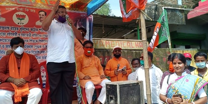 গত মাসে আবার মাধ্যমিক উত্তীর্ণ এক কিশোরীর অস্বাভাবিক মৃত্যুতে রণক্ষেত্রের চেহারা নিয়েছিল উত্তর দিনাজপুরেরই চোপড়া। ধর্ষণ করে খুনের অভিযোগ তুলেছেন মৃতার পরিবারের লোকেরা। সেই ঘটনায় আবার মৃত কিশোরীর পরিবারের লোককেই গ্রেফতার করেছে পুলিশ।
