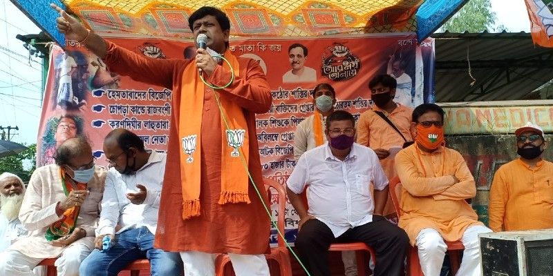 এই দুটি ঘটনারই সিবিআই তদন্তের দাবিতে পথে নেমেছে বিজেপি। মঙ্গলবার উত্তর দিনাজপুরের করণদিঘিতে বিক্ষোভে সমাবেশ করেন গেরুয়াশিবিরের কর্মী-সমর্থকরা।
