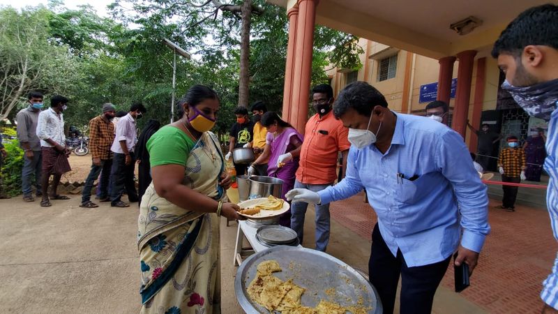 BJP MLA mp renukacharya provided meals In covid care center at davanagere