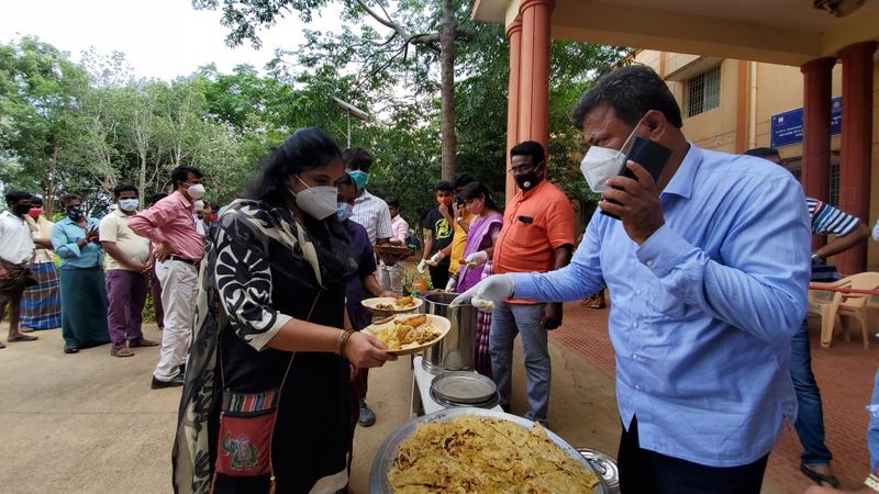 BJP MLA mp renukacharya provided meals In covid care center at davanagere