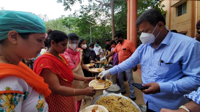 BJP MLA mp renukacharya provided meals In covid care center at davanagere