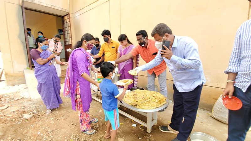 BJP MLA mp renukacharya provided meals In covid care center at davanagere
