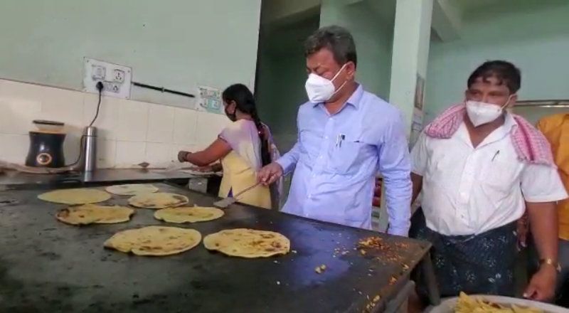 BJP MLA mp renukacharya provided meals In covid care center at davanagere