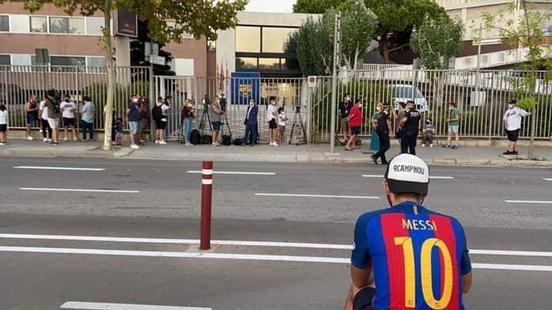 Barcelona fans descend on camp nou in messi exit news