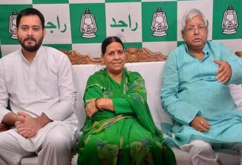 तेजस्वी यादव की जिम्मेदारियां भी सरकार गिरने के बाद बढ़ती गई। दरअसल 2015 के चुनाव के बाद उनके पिता यादव को दोबारा जेल जाना पड़ गया और परिवार के खिलाफ कई तरह की जांच शुरू हो गई। 2019 में उनकी पार्टी बुरी तरह हार गई। लेकिन, तेज-तेजस्वी कभी इससे घबराए नहीं और नेता विपक्ष के रूप में सरकार को कटघरे में खड़ा करने की कोशिश करते रहे।
(फाइल फोटो)