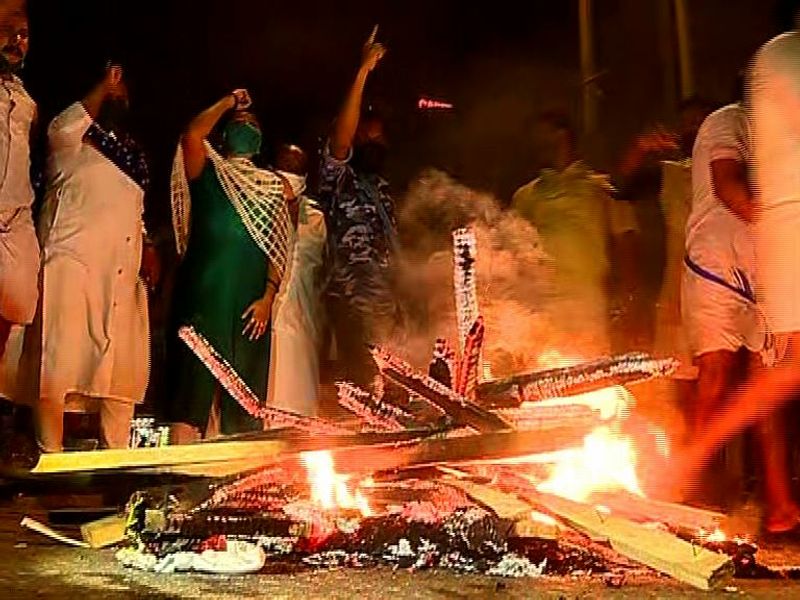 വിഐപികളായി പ്രഖ്യാപിക്കാതെ തന്നെ സര്ക്കാര് പരിഗണിക്കുന്ന വിഐപികളുമായി ബന്ധപ്പെട്ട ഫയലുകൾ മന്ത്രിമാരുടെ വിദേശ യാത്രകളുമായി ബന്ധപ്പെട്ട ഫയലുകൾ എന്നിവ സൂക്ഷിച്ചിടത്താണ് തീപ്പിടുത്തം ഉണ്ടായതെന്ന വെളിപ്പെടുത്തലോടെ സ്വര്ണക്കടത്ത് കേസുമായി നേരിട്ട് സംഭവത്തെ എളുപ്പത്തിൽ ബന്ധിപ്പിക്കാനും പ്രതിപക്ഷത്തിന് ആയി.