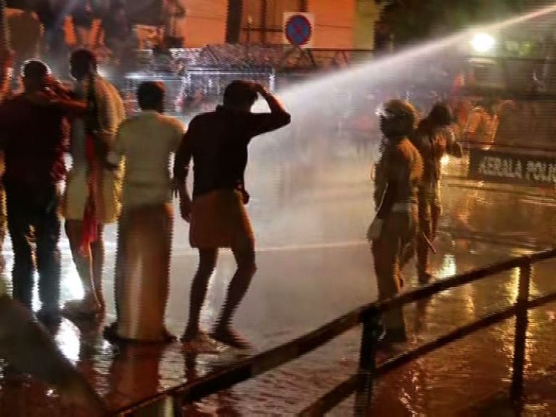 സെക്രട്ടേറിയേറ്റിന് അകത്ത് കയറി പുറത്ത് വന്ന ചെന്നിത്തല ഉയർത്തിയത് ഗുരുതര ആരോപണങ്ങളായിരുന്നു. നശിച്ചത് സ്വര്ണക്കടത്ത് കേസുമായി ബന്ധമുള്ള സുപ്രധാന രേഖകളാണെന്നും സംഭവത്തെ കുറിച്ച് എൻഐഎ അന്വേഷിക്കണമെന്നും ചെന്നിത്തല ആവശ്യപ്പെട്ടു. സംസ്ഥാനത്ത് ഇന്ന് യുഡിഎഫ് കരിദിനം പ്രഖ്യാപിച്ചു.