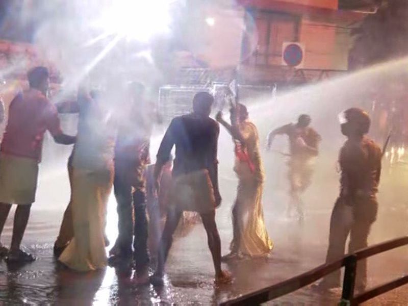 പക്ഷേ, സെക്രട്ടേറിയറ്റ് പരിസരത്ത് അപ്പോഴും കലാപാന്തരീക്ഷം അടങ്ങിയിരുന്നില്ല. യൂത്ത് കോൺഗ്രസും യുവമോർച്ചയും പ്രതിഷേധവുമായി എത്തിയതോടെ ജലപീരങ്കി ഉപയോഗിക്കപ്പെട്ടു. ബിജെപി പ്രവർത്തകരും പൊലീസും തമ്മിൽ ഉന്തും തള്ളും ഉണ്ടായി. കൂടുതൽ പൊലീസ് സേനയെ വിന്യസിച്ചു. യൂത്ത് കോൺഗ്രസ് റോഡ് ഉപരോധിച്ച് സമരം തുടങ്ങി. വീണ്ടും ജലപീരങ്ങി. ഇതിന് പിന്നാലെ വെൽഫെയർ പാർട്ടിയും പ്രതിഷേധവുമായി എത്തി. മുഖ്യമന്ത്രിയുടെ കോലം കത്തിച്ചു. യൂത്ത് ലീഗും സമരത്തിനെത്തി.രാത്രി വൈകിയും സമരം, മുദ്രാവാക്യങ്ങൾ തുടര്ന്നു.