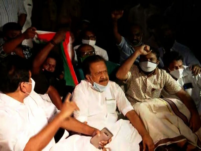 പ്രതിഷേധക്കാരേയും മാധ്യമങ്ങളേയും പരമാവധി സംഭവസ്ഥലത്ത് നിന്ന് അകറ്റാൻ ശ്രമമുണ്ടായി എന്ന ആക്ഷേപവും അതോടെ ശക്തമായി. നിഷ്പക്ഷമായ അന്വേഷണം നടക്കുമെന്നായിരുന്നു ചീഫ് സെക്രട്ടറി വിശ്വാസ് മേത്തയുടെ ഔദ്യോഗിക പ്രതികരണം.