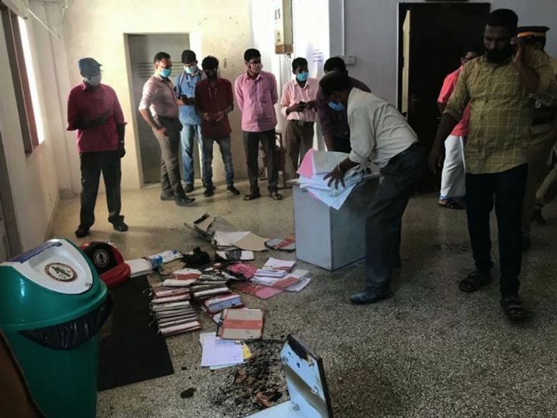 ആരോപണ പ്രത്യാരോപണങ്ങളും അറസ്റ്റുമെല്ലാമായി സെക്രട്ടേറിയറ്റ് പരിസരം അതിവേഗം, സംഘര്ഷ സമാനമായി. സെക്രട്ടേറിയറ്റ് കോൺഫറസ് ഹാളിലെ മീറ്റിംഗിൽ നിന്ന് ഇറങ്ങിവന്ന് ചീഫ് സെക്രട്ടറി നേരിട്ടാണ് സെക്രട്ടേറിയറ്റിലെ സ്ഥിതിഗതികൾ നിയന്ത്രിച്ചത്.