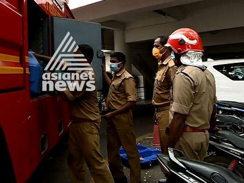 ഇത്രയും ദൃശ്യം പകര്ത്താനുള്ള ഹാര്ഡ് ഡിസ്ക് കൈയിലില്ലെന്ന് പറഞ്ഞ് ദൃശ്യങ്ങള് കൈമാറുന്നത് സര്ക്കാര് തടഞ്ഞു. ഇതിനിടെ മുഖ്യമന്ത്രിയുടെ ഓഫീസിലും സ്വപ്ന എത്തിയെന്ന വാര്ത്തകള് പുറത്ത് വന്നു. എന്നാല് സര്ക്കാര് അതും നിഷേധിച്ചു. പക്ഷേ, അന്വേഷണ സംഘങ്ങള് ആവശ്യപ്പെട്ട ദൃശ്യങ്ങള് നല്കുന്നതില് അപ്പോഴും സര്ക്കാര് മുടന്തന് ന്യായങ്ങള് പറഞ്ഞു.