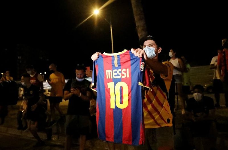 Barcelona fans descend on camp nou in messi exit news