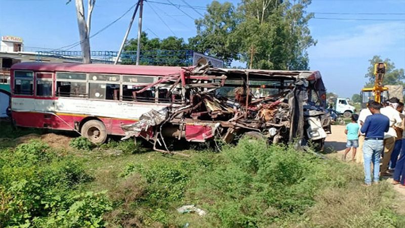 6 people killed in direct collision of two roadways buses in up Half a dozen passengers are serious kpl
