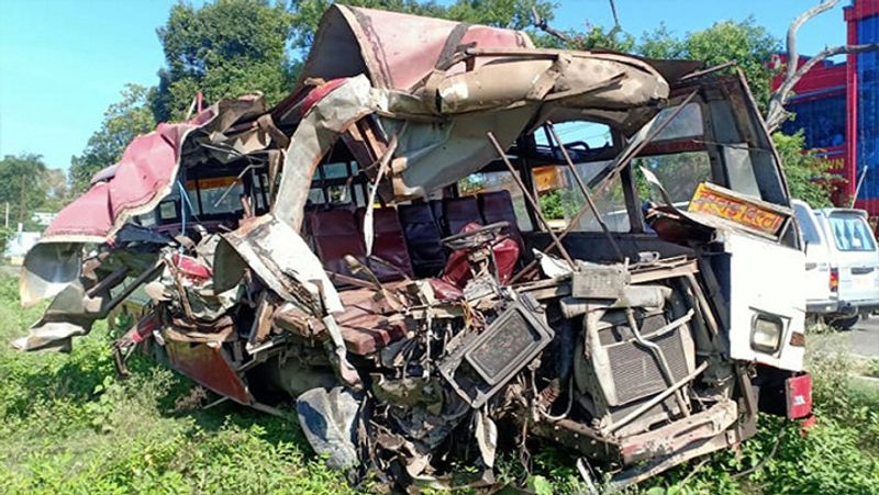 6 people killed in direct collision of two roadways buses in up Half a dozen passengers are serious kpl