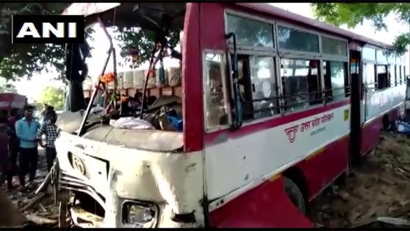 6 people killed in direct collision of two roadways buses in up Half a dozen passengers are serious kpl