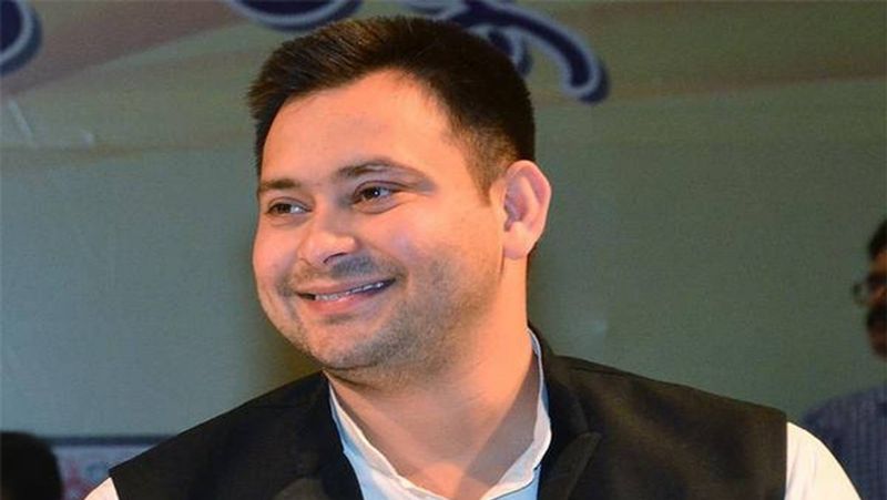 बताते चले कि रालोसपा जिस तेजी के साथ बिहार और देश के राजनैतिक फलक पर उभरी थी, उसी तेजी से वह नीचे भी उतर भी है। देखा जाए तो आरजेडी ने तीन दिन में उन्हें दो बड़े झटके दिए हैं। प्रदेश अध्यक्ष भूदेव चौधरी के बाद उनके विश्वासपात्र व दाहिना हाथ माने जाने वाले राष्ट्रीय महासचिव माधव आनंद को भी अपने खेमे में मिला लिया है।