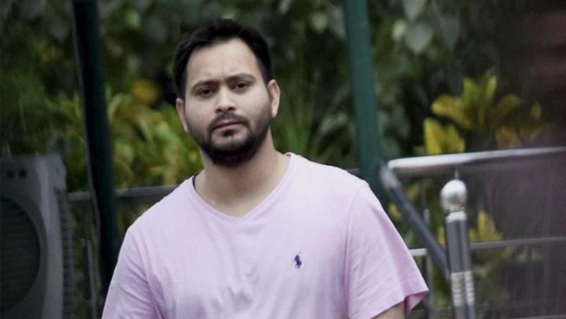बता दें महागठबंधन से सीएम फेस तेजस्वी यादव इस बार राघोपुर सीट से दोबारा चुनाव लड़ रहे हैं। साल 2014 में तेजस्वी यादव जब पहली बार राजनीति में आए तो उनके पास 2.32 करोड़ रुपए की संपत्ति थी। लेकिन इस बार उन्होंने अपने पास 5.88 करोड़ रुपए संपत्ति होने की बात बताई है।
(फाइल फोटो)