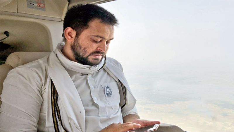 सियासी उठापटक के बीत डेढ़ साल बाद जेडीयू, आरजेडी और कांग्रेस के महागठबंधन बिखर गया। 2015 के चुनाव में बीजेपी का साथ छोड़ने वाली जेडीयू फिर से दोस्ती कर ली और बिहार में पुनः बीजेपी के साथ मिलकर सरकार बना ली, जिसपर तेजस्वी यादव ने नीतीश कुमार को 'पलटू राम'तक कहकर सुर्खियों में आ गए थे। 