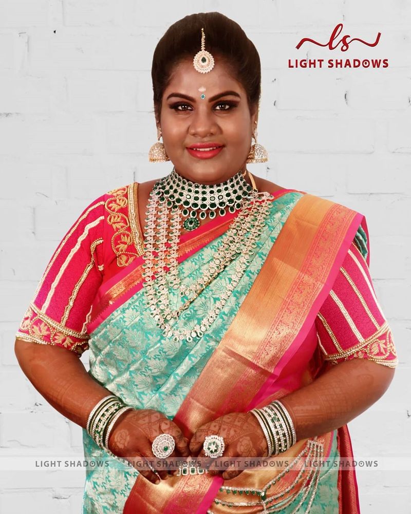 "பிகில்" படத்திற்கு முன்பை விட, இப்போது சோசியல் மீடியாவில் செம்ம ஆக்டீவாக இருந்து வரும் இந்திரஜா அடிக்கடி விதவிதமான போட்டோ ஷூட் நடத்தி, அதன் புகைப்படங்களை வெளியிட்டு வருவதை வழக்கமாக வைத்துள்ளார்.